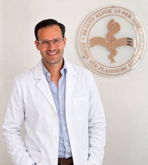 Dr. med. Johannes Strolla  Facharzt für Plastische und Ästhetische Chirurgie